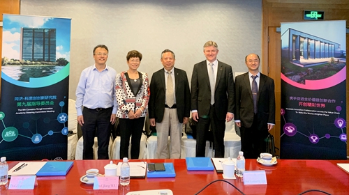 新闻图片_左起：同济大学智能型新能源汽车协同创新中心主任余卓平教授、科思创中国区总裁雷焕丽、同济大学常务副校长伍江教授、科思创亚太区创新负责人兼同济-科思创创新研究院院长施马可博士、同济大学材料科学与工程学院学科委员会主任黄云辉教授.jpg